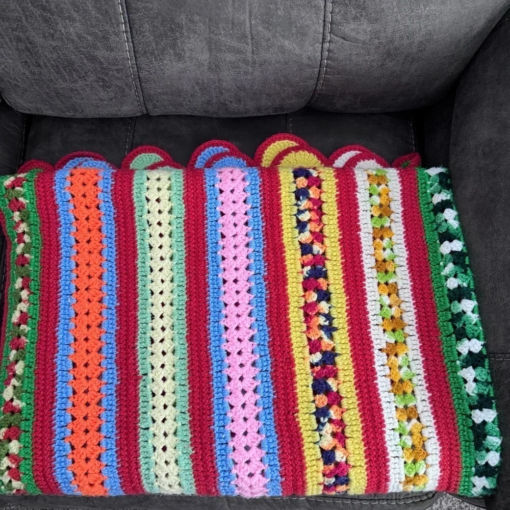 Vintage Scalloped hem multicolored afghan